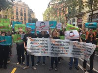 Trabajadores de Òmnium se concentran ante la sede en defensa de Cuixart y Sànchez