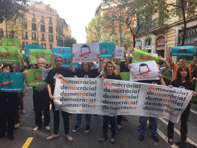 Trabajadores de Òmnium protesta contra la detención de Sànchez y Cuixart