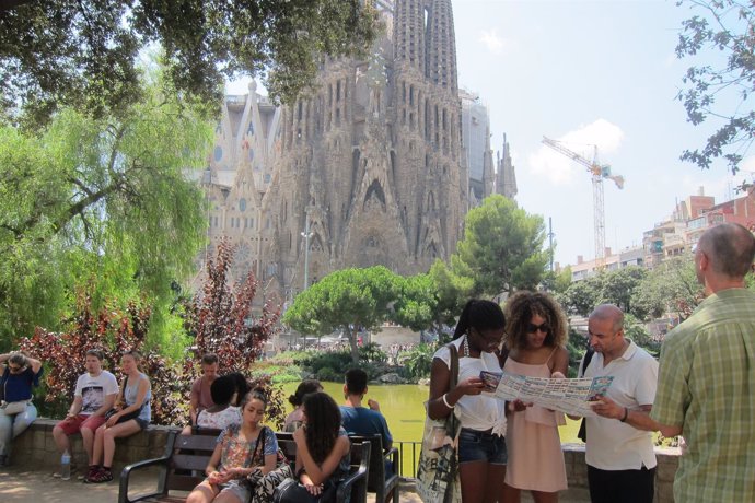 Turistes davant la Sagrada Família