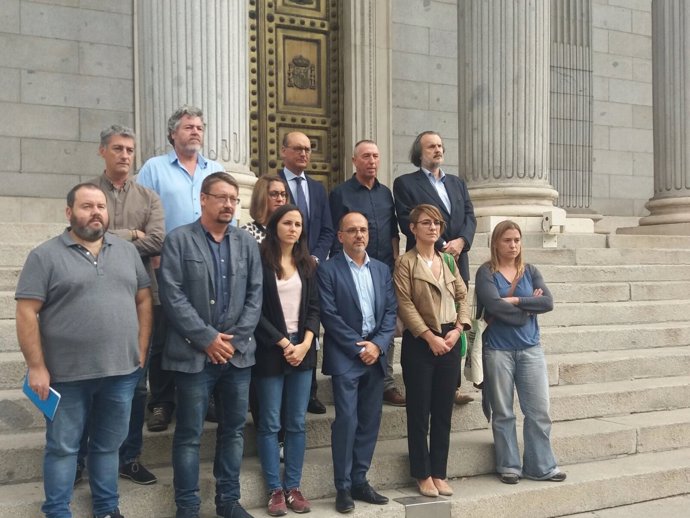 Diputados concentrados contra el encarcelamiento de Sànchez y Cuixart