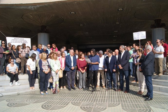 Tovar en el manifesto de EAPN en la puerta de la Asamblea