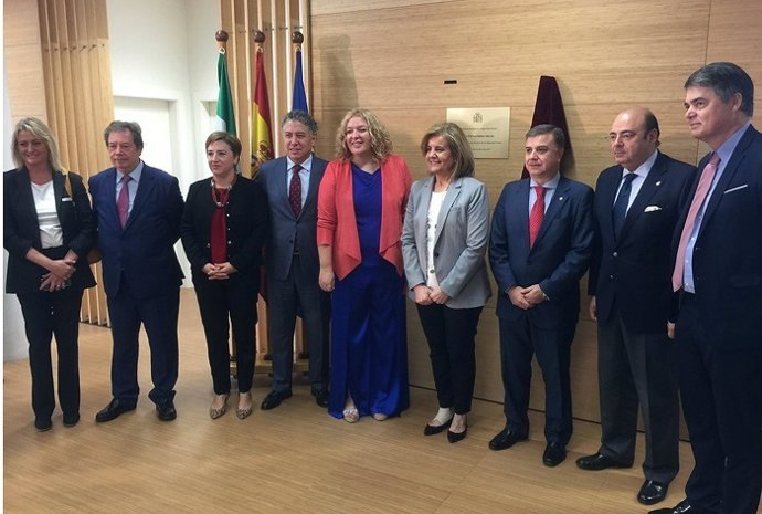 La ministra de Empleo, Fátima Báñez, inaugura una oficina de la Seguridad Social