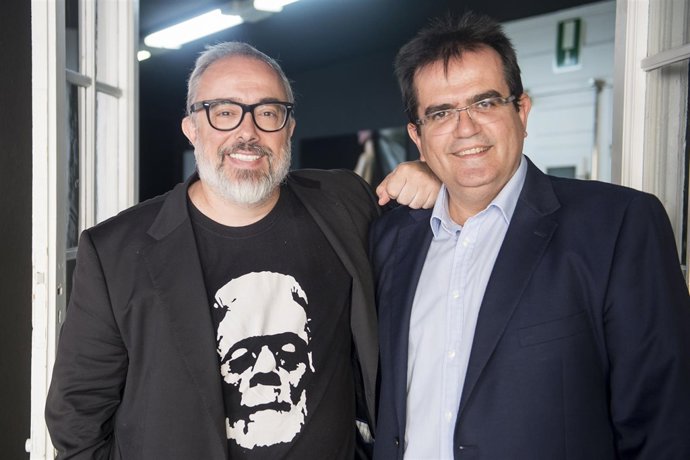 El director Álex de la Iglesia junto al diputado de Cultura.
