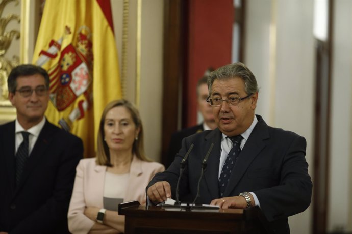 Zoido en la entrega de condecoraciones a los policías destinados en el Congreso