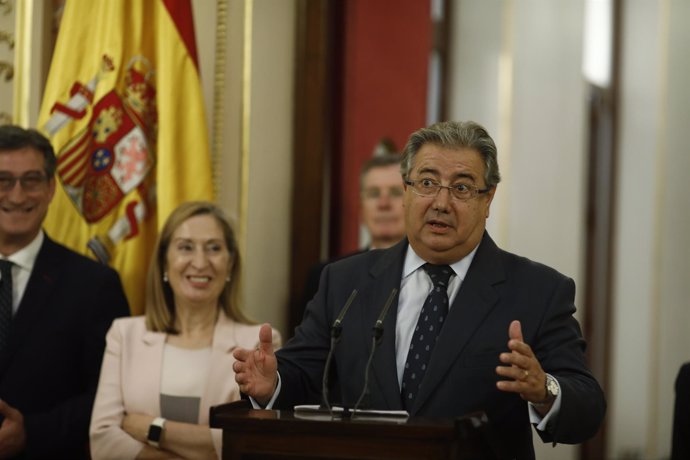 Zoido en la entrega de condecoraciones a los policías destinados en el Congreso