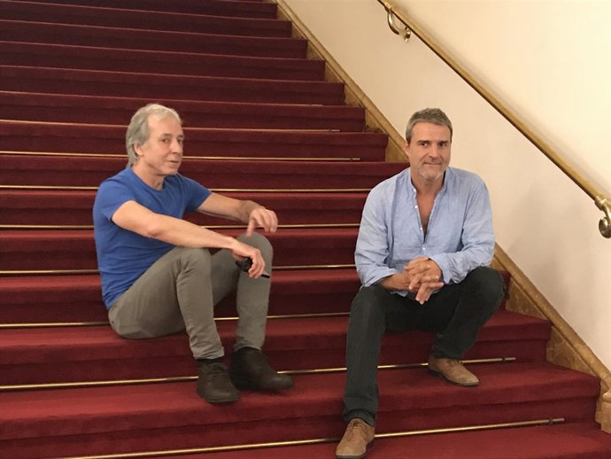 El músico Fernando Egozcue y el actor Alberto San Juan en el T.Romea