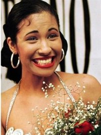 Selena, sus 5 vestimentas más míticas