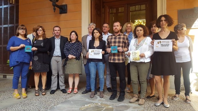 Diputados de Podemos, PSIB y MÉS en apoyo a Cuixart y Sánchez