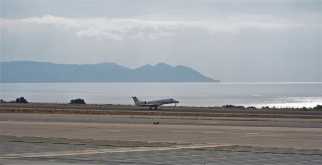 Un avión despega desde el Aeropuerto de Almería 