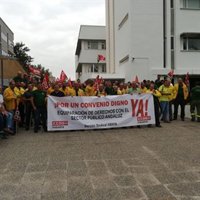 Decenas de trabajadores se congregan ante la Amaya a llamamiento de CCOO para reivindicar un convenio laboral "digno"