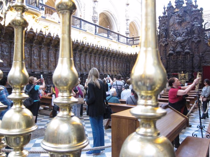 Turistas en el coro la Mezquita-Catedral de Córdoba