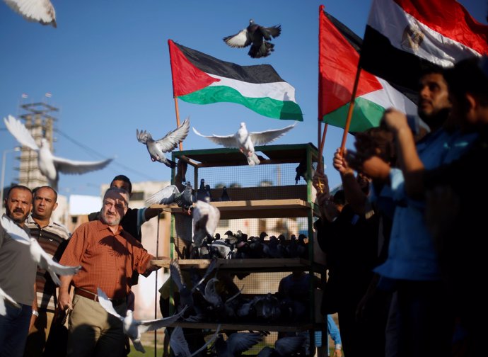 Banderas palestinas para celebrar el acuerdo de reconciliación