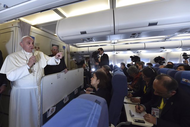 El Papa atiende a los medios de comunicación durante un viaje en avión