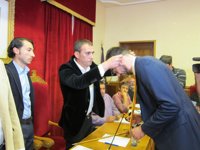 Vázquez Padín asume la Alcaldía entre abucheos y gritos de "corrupto"