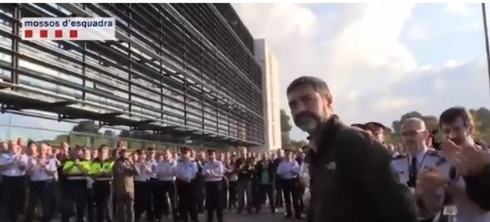 Ovació al major Josep Lluís Trapero a la seva arribada al complex central polici