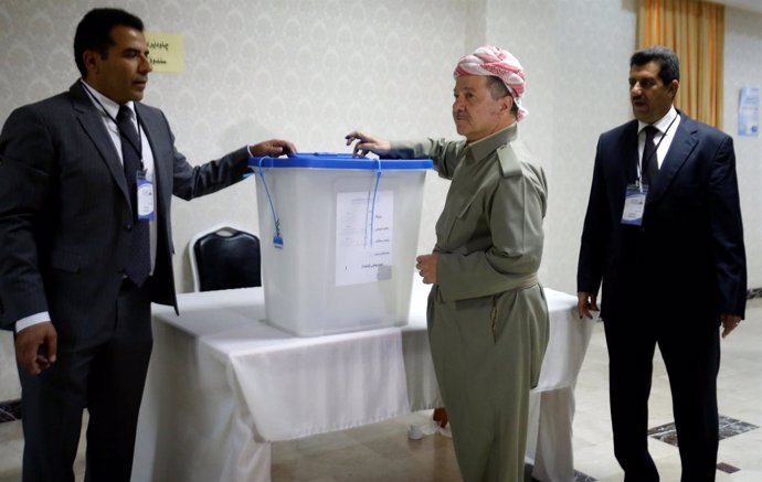 Masud Barzani vota en el referéndum independentista