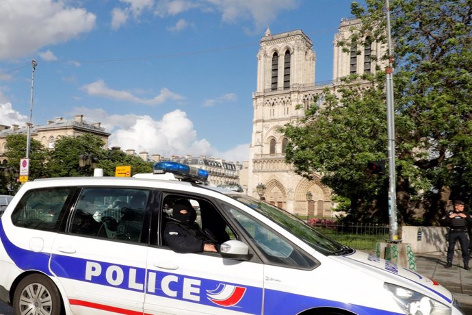Un coche de la Policía francesa frente a la catedral de Notre Dame