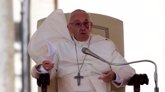 Foto: El papa Francisco reconoce que se siente "vulnerable" ante las entrevistas en el avión pero prefiere "correr el riesgo"