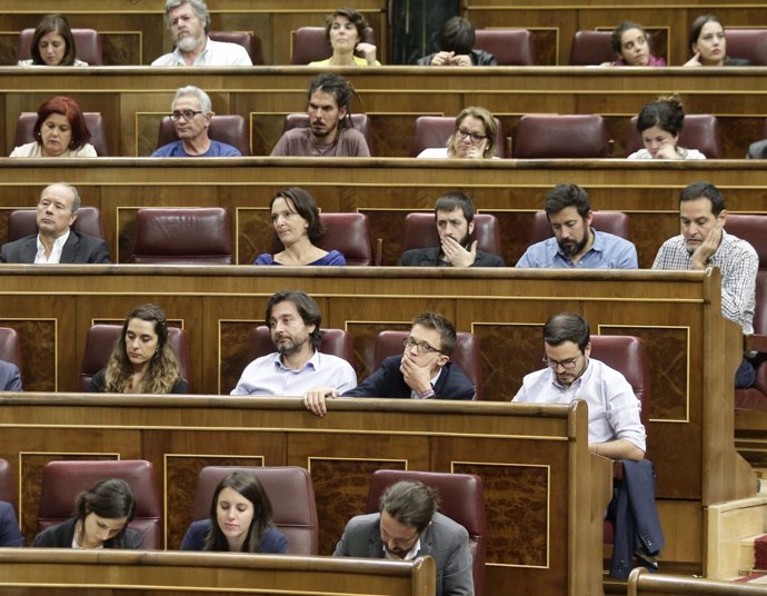 Pablo Iglesias y diputados de Unidos Podemos 