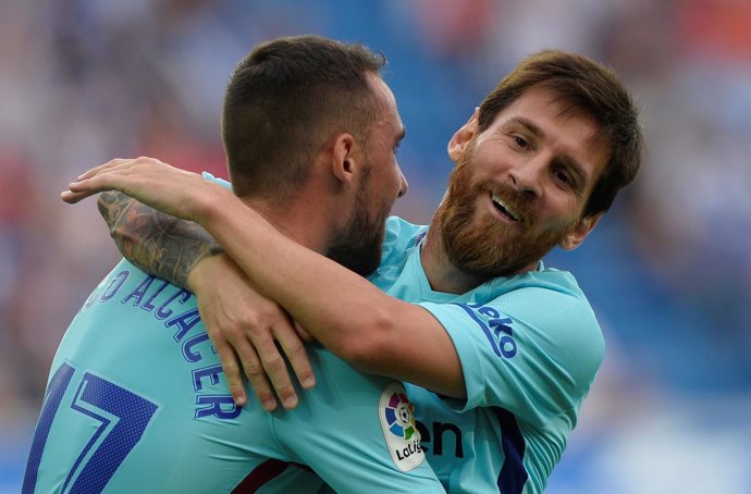 Leo Messi celebra uno de los dos goles del FC Barcelona al Alavés