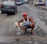 Foto: Un perro callejero se orina en la espalda de un chico y este decide adoptarlo, en Brasil