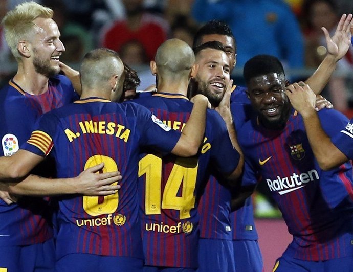 Los jugadores del FC Barcelona felicitan a Jordi Alba tras el 0-1