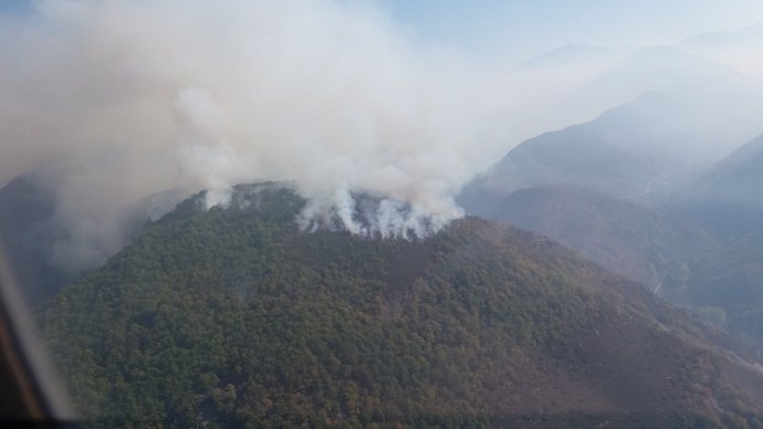 Imagen aérea del incendio en Matalavilla del Sil