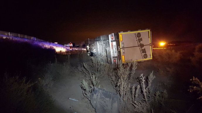 El camión ha volcado sobre su lado derecho en la AP-68 en Pedrola