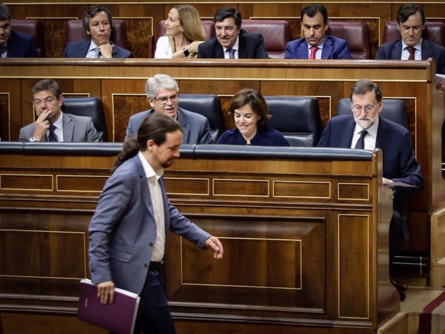 Pablo Iglesias pasa por delante de Rajoy en el Congreso