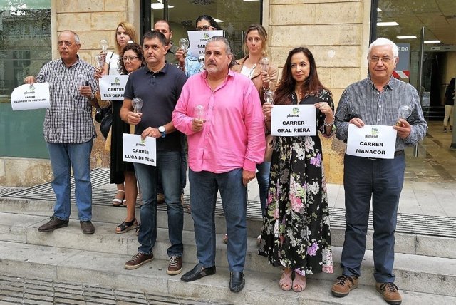 Pimeco regala bombillas a Noguera en protesta por la falta de iluminación navideña en siete zonas de Palma