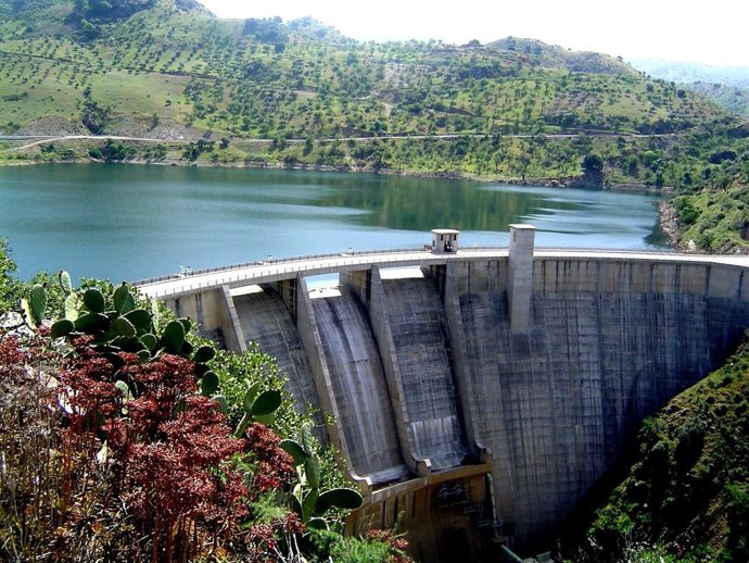 Embalse presa Casasola agua suministro riego naturaleza 