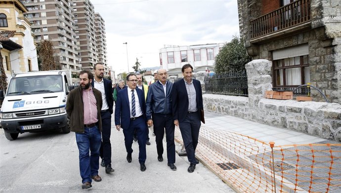 11:00Rotonda Del Cruce Entre El Paseo Del Niño Y La Calle Julio Hauzeur, Torrela