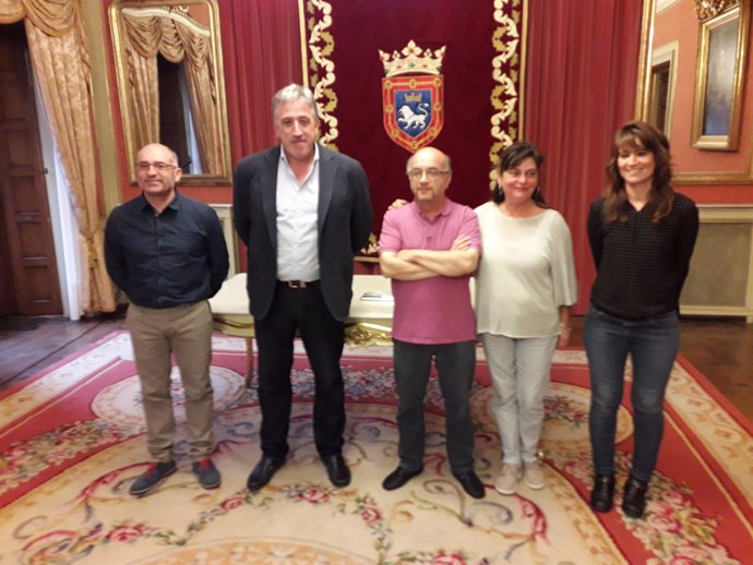 Joseba Asiron con vecinos de la carretera de Sarriguren.