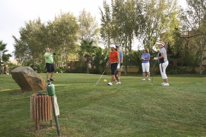 Turistas en un campo de golf en Huelva. 