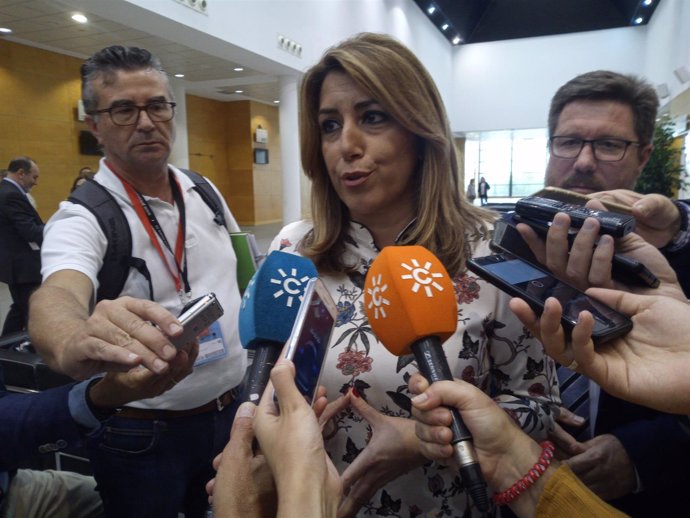 Susana Díaz atiende a los medios al visitar Fruit Attraction