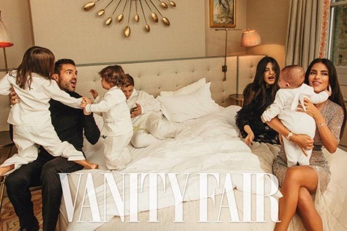 Cesc Fábregas y su familia en la portada de Vanity Fair