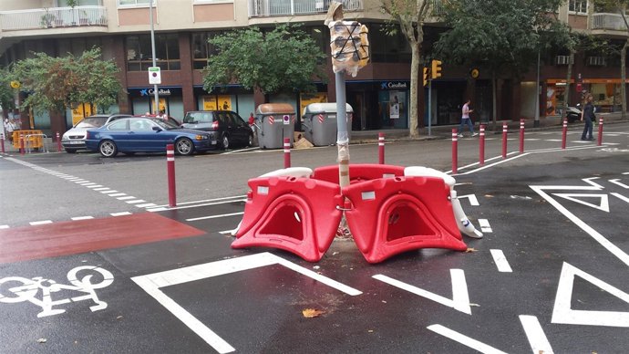 Carril bici de Barcelona en País con Calàbria con semáfoto y rotonda