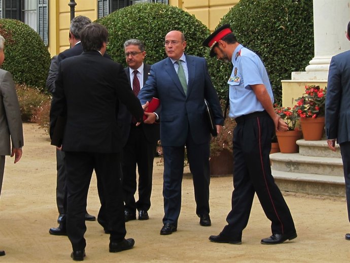 El coronel D.Pérez dels Cobos amb C.Puigdemont, I.Millo i J.L.Trapero
