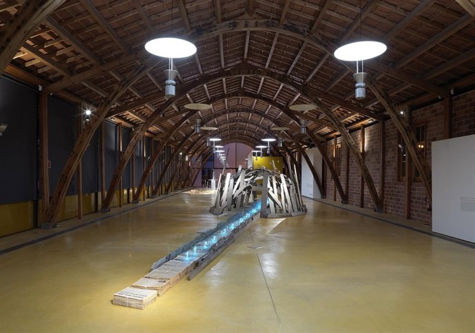 Obra de Mario Merz en la Nau Gaudí de Mataró 