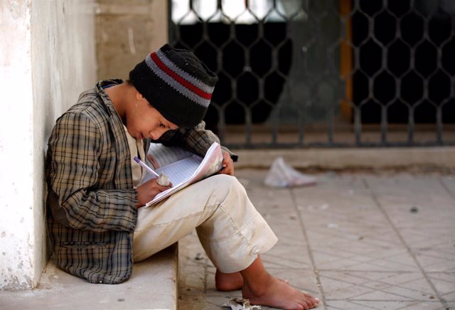 Un niño yemení estudia en un orfanato en Saná 