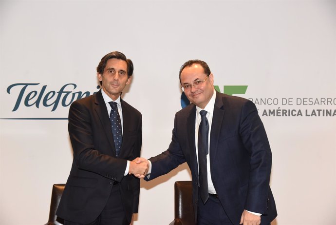 Firma del acuerdo entre CAF y Telefónica