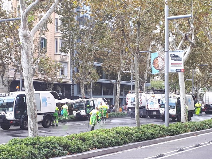 Operarios de limpieza quitan la cera de la avenida Diagonal