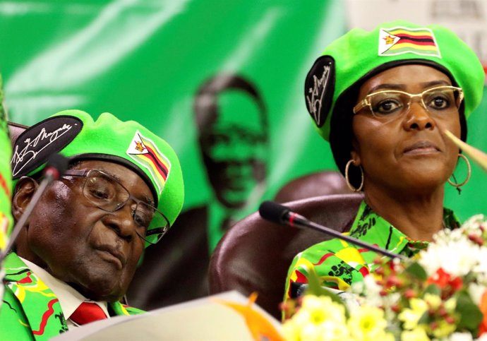 La primera dama de Zimbabue, Grace Mugabe, y el presidente de Mugabe, Robert