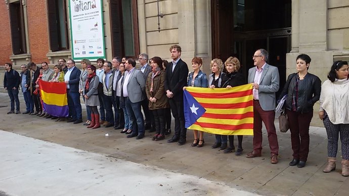 Concentración en el Parlamento de Navarra ante la situación en Cataluña.