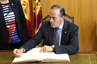 El PSOE pregunta en el Congreso si el Gobierno piensa cesar a Gregorio