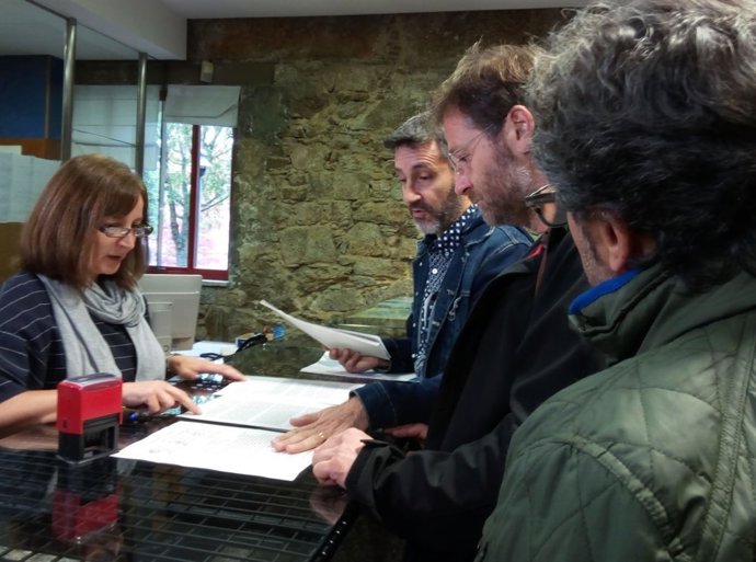 Cousa de Raíces entrega documentación sobre ILP en el Parlamento