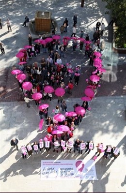 Un lazo rosa en Getafe con motivo del Día Mundial contra Cáncer