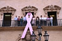 Cort se une a los actos de sensibilización de cáncer de mama colgando un lazo rosa en la fachada