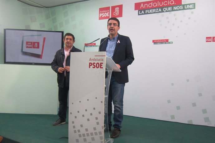 Mario Jiménez, junto a Francisco Reyes, en la rueda de prensa.