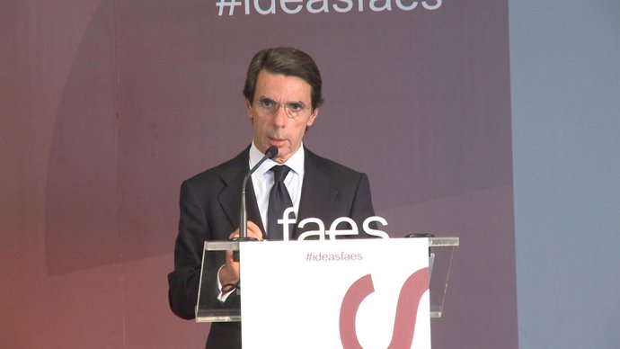 Aznar rechaza reformar la Constitución